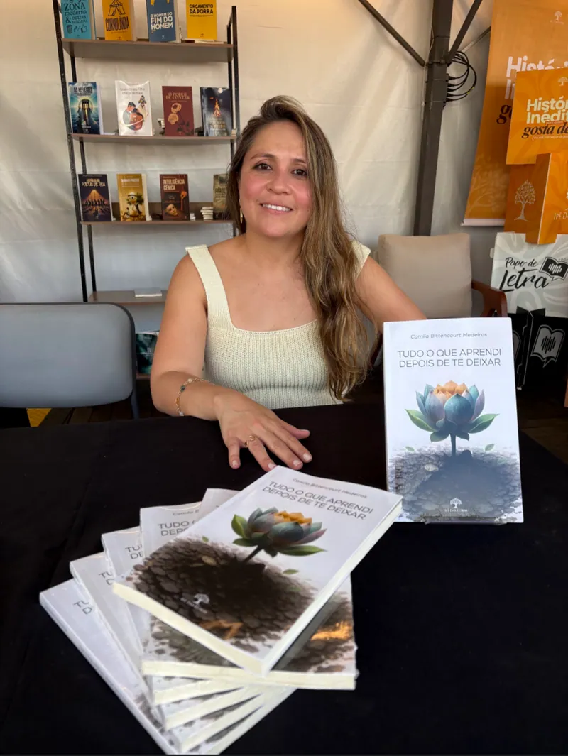 Cá Bittenkourt com o livro Tudo o que aprendi depois de te deixar no estande da editora Ipê das Letras
