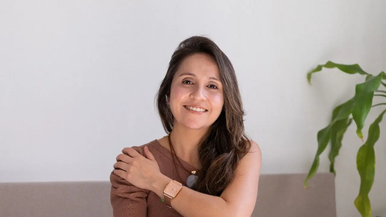 Cá Bittenkourt, terapeuta especialista em términos, apresenta o Programa de Desconexão de Ex em vídeo